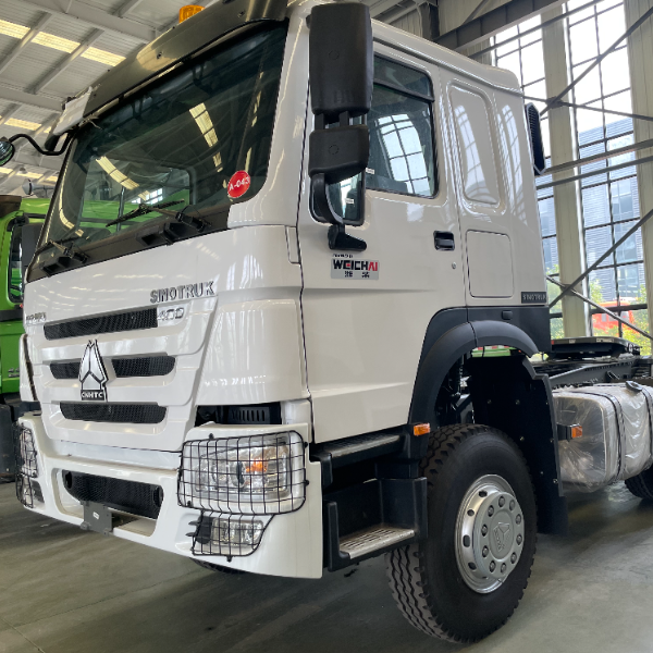 豪沃6×4牵引车 白色 400马力 潍柴发动机 带顶灯 长途物流重卡