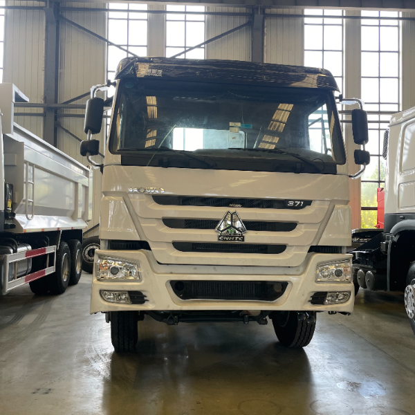 重汽豪沃6×4牵引车 白色 371马力 WD615.47发动机 出口热销
