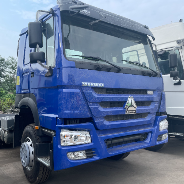 豪沃6×4牵引车 蓝色 371马力 气囊座椅 10档变速箱 400L油箱