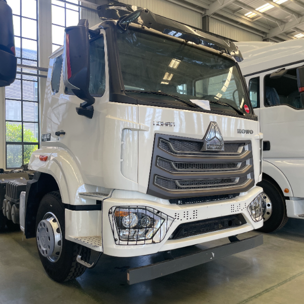 白色豪沃豪瀚NX牵引车 6×4 371马力 欧II排放 300L油箱 重卡拖头