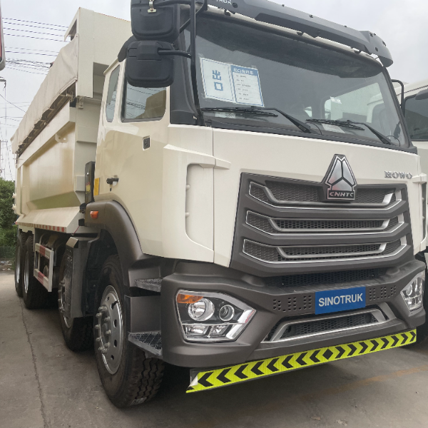 白色豪沃豪瀚NX 8×4自卸车 前四后八 潍柴大马力 U型带篷布