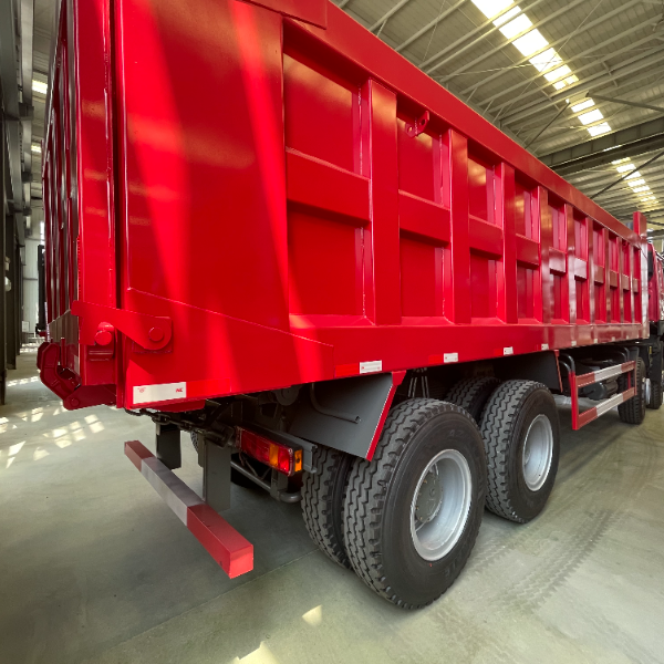 重汽豪沃8×4自卸车 红色371马力 四轴承载 矿区工程自卸重卡