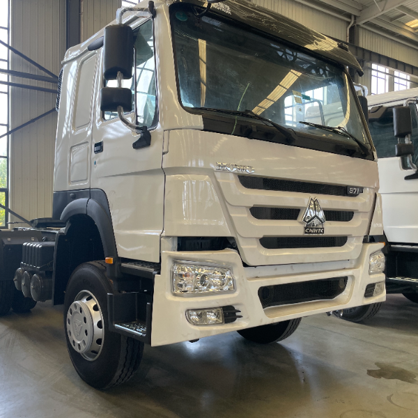 重汽豪沃6×4牵引车 白色 371马力 WD615.47发动机 出口热销