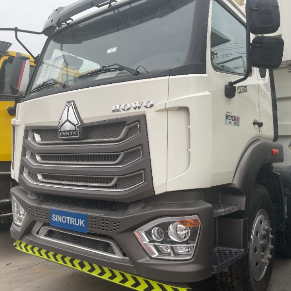 白色豪沃豪瀚NX 8×4自卸车 前四后八 潍柴大马力 U型带篷布