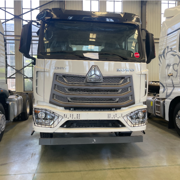 白色豪沃豪瀚NX牵引车 6×4 371马力 欧II排放 300L油箱 重卡拖头