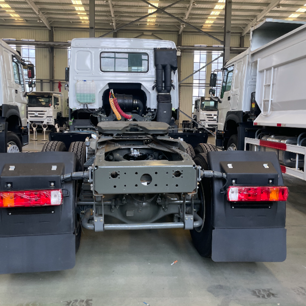 重汽豪沃6×4牵引车 白色 371马力 WD615.47发动机 出口热销