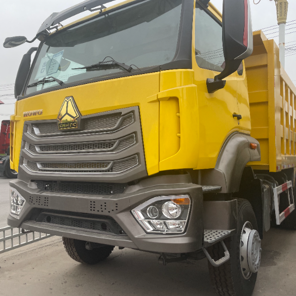 黄色豪沃豪瀚NX 6×4自卸车 371马力 潍柴发动机 矿山工地重载工程车