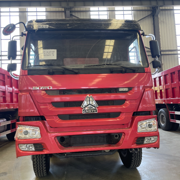 重汽豪沃8×4自卸车 红色371马力 四轴承载 矿区工程自卸重卡