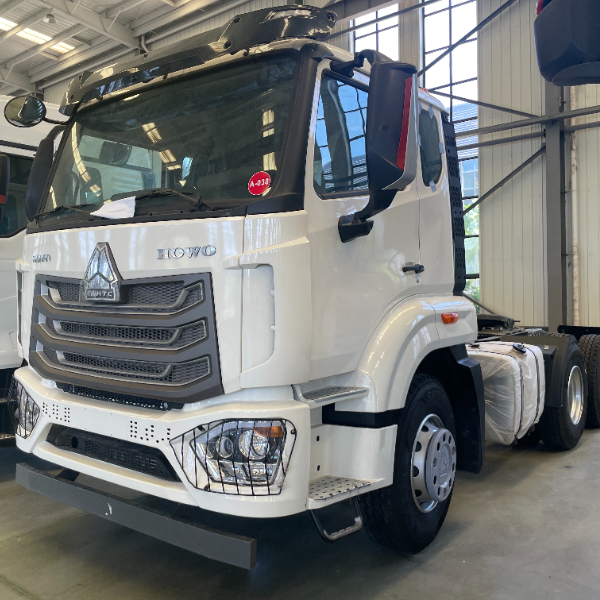 白色豪沃豪瀚NX牵引车 6×4 371马力 欧II排放 300L油箱 重卡拖头