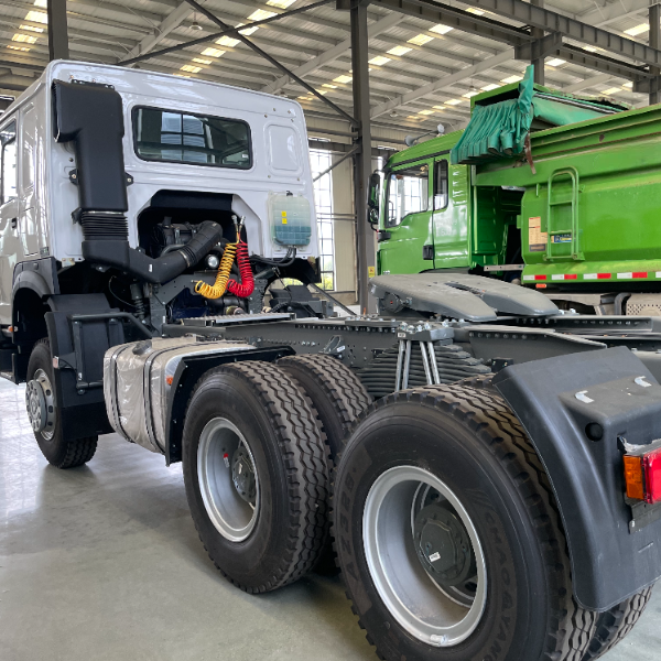 豪沃6×4牵引车 白色 400马力 潍柴发动机 带顶灯 长途物流重卡