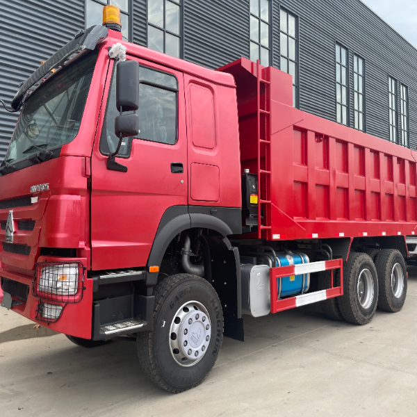 重汽豪沃6×4自卸车 红色371马力 驾驶室顶灯照明 夜间作业