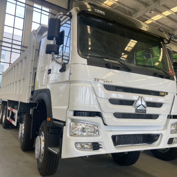 重汽豪沃8×4自卸车 白色380马力 右舵 加强底盘 动力强劲