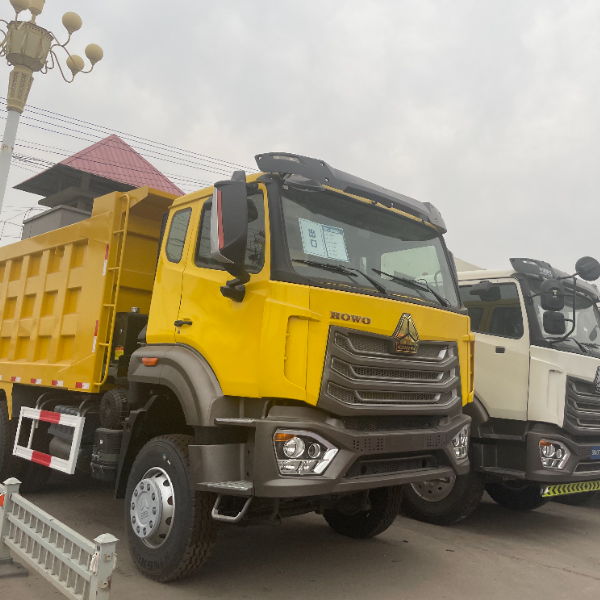 黄色豪沃豪瀚NX 6×4自卸车 371马力 潍柴发动机 矿山工地重载工程车