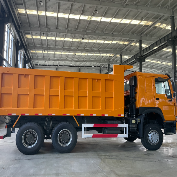 重汽豪沃6×4自卸车 橘黄色371马力 高辨识度 全天候工程运输车
