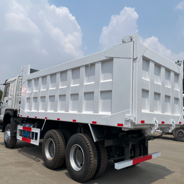 重汽豪沃6×4自卸车 白色371马力 加强底盘 10档变速箱 动力强劲