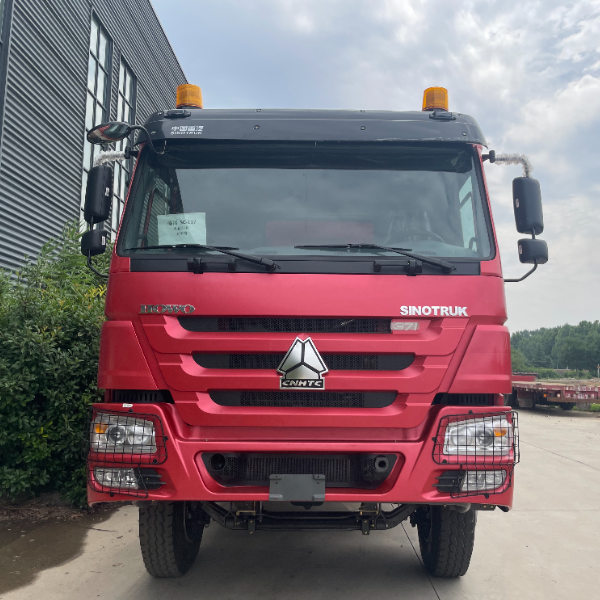 重汽豪沃6×4自卸车 红色371马力 驾驶室顶灯照明 夜间作业