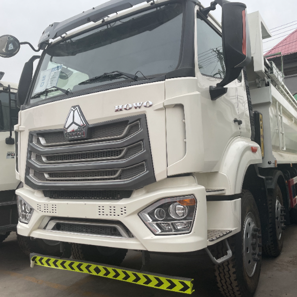 白色豪沃豪瀚NX 8×4自卸车 前四后八 潍柴大马力 U型带篷布