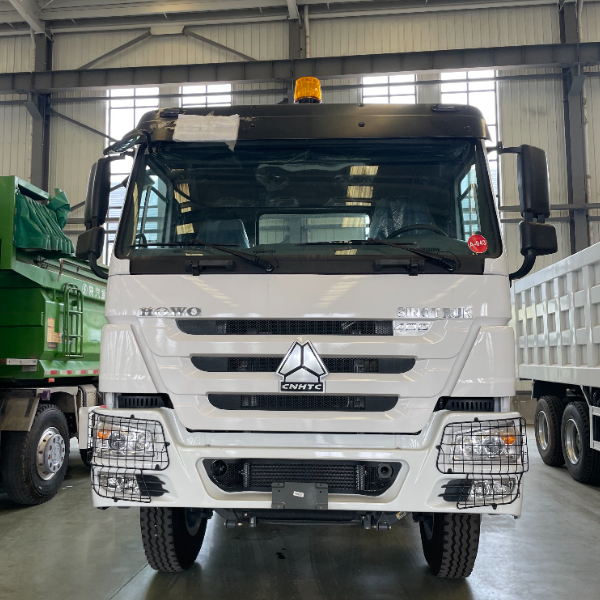 豪沃6×4牵引车 白色 400马力 潍柴发动机 带顶灯 长途物流重卡