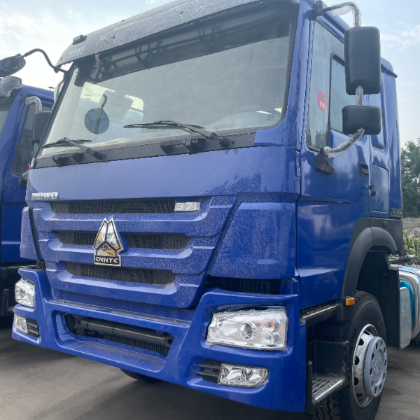 豪沃6×4牵引车 蓝色 371马力 气囊座椅 10档变速箱 400L油箱