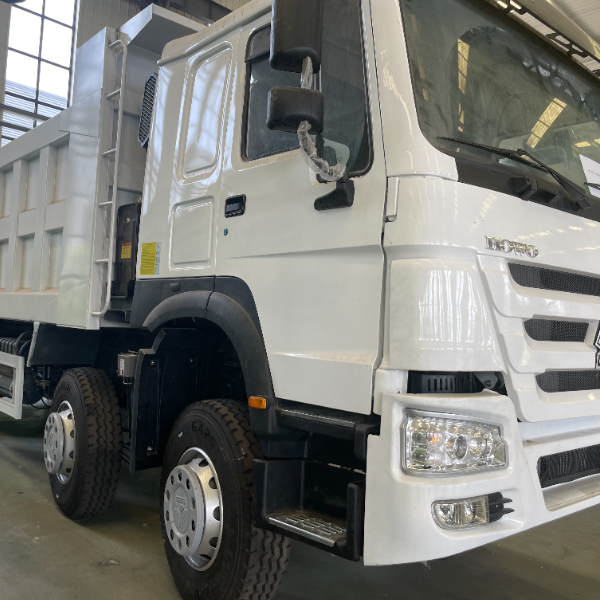 重汽豪沃8×4自卸车 白色380马力 右舵 加强底盘 动力强劲