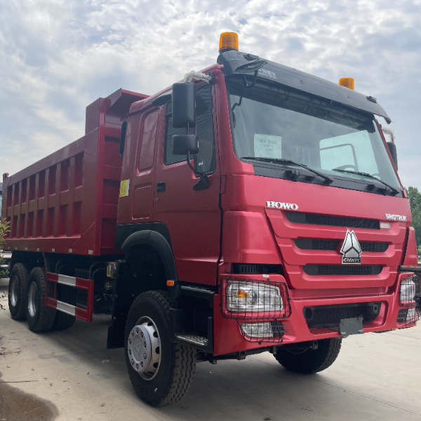 重汽豪沃6×4自卸车 红色371马力 驾驶室顶灯照明 夜间作业