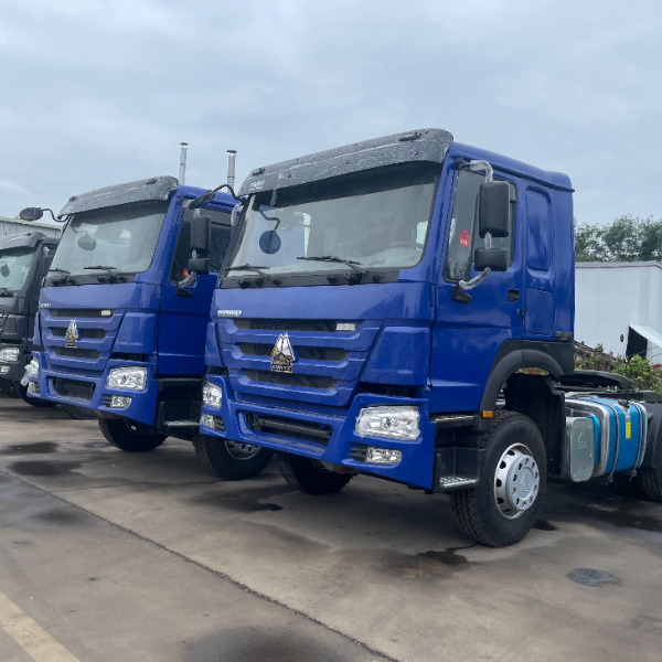 豪沃6×4牵引车 蓝色 371马力 气囊座椅 10档变速箱 400L油箱