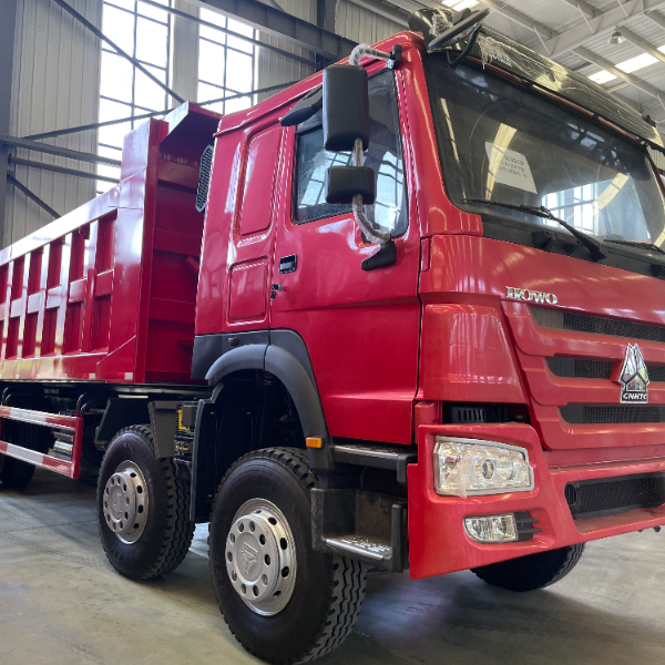 重汽豪沃8×4自卸车 红色371马力 四轴承载 矿区工程自卸重卡