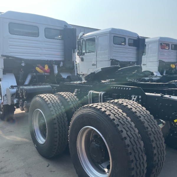 陕汽德龙F3000 6×4牵引车 白色430马力 黄金动力链 安全舒适
