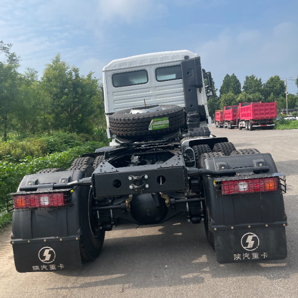 陕汽德龙F3000 6×4牵引车 白色430马力 黄金动力链 安全舒适