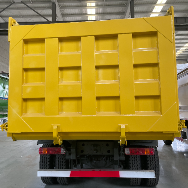 重汽豪沃TX 6×4自卸车 黄色371马力 高亮涂装 300L油箱