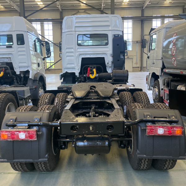 陕汽德龙新M3000 6×4 牵引车 白色371马力 高性价比 左右舵可选