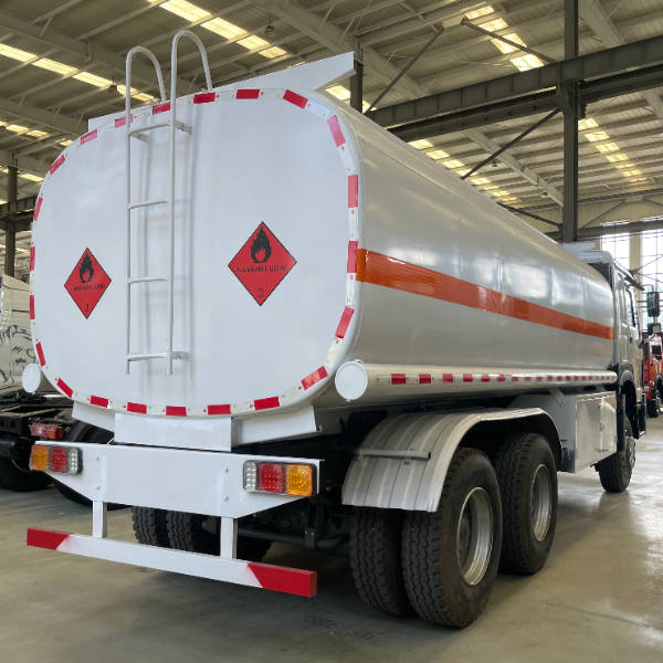 重汽豪沃6×4油罐车 白色371马力 双仓独立计量 安全稳定效率高