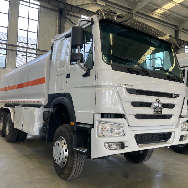 重汽豪沃6×4油罐车 白色371马力 双仓独立计量 安全稳定效率高