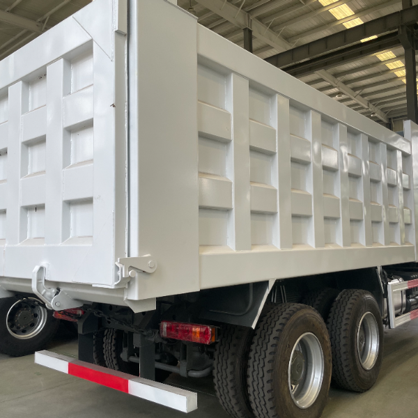 重汽豪沃TX 6×4自卸车 白色371马力 TX驾驶室 性能优异