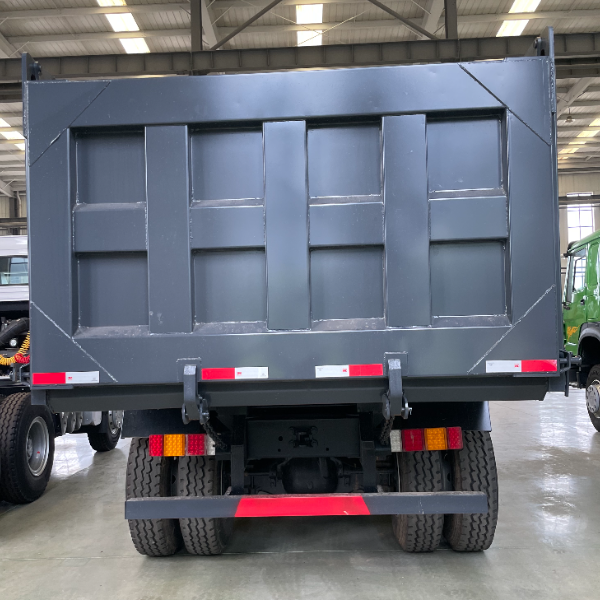 陕汽德龙X3000 6×4自卸车 灰色 371马力 潍柴动力 400L油箱 适配复杂路况